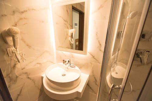 Un baño de acquablue apartments