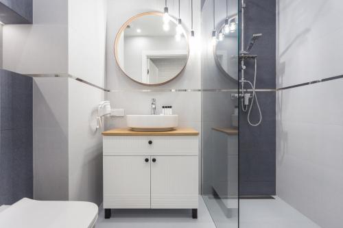 bagno con lavandino e specchio di City of the Kings - Asja Apartment - Rajska 3 a Cracovia