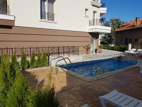 una piscina en el patio trasero de una casa en MIDA Apartment en Obzor