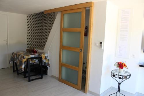 une porte menant à une chambre avec une table dans l'établissement Claude et Marie-France, à Alata