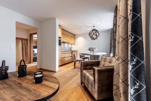 ダボスにあるUnique Alpic style apartment in the heart of Davosのソファとテーブルのあるリビングルーム