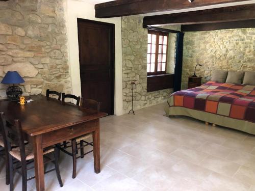 a bedroom with a wooden table and a bed at Weekend en Provence in Comps