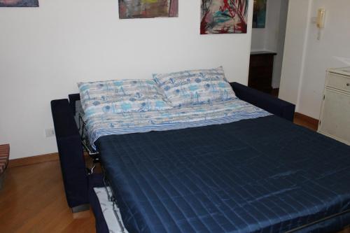 un letto con materasso blu in una camera di Villino Rosetta a Mondello