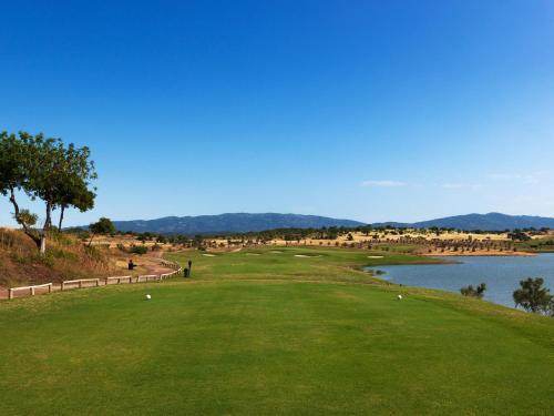a view of the green at the golf course at NAU Morgado Golf & Country Club in Portimão