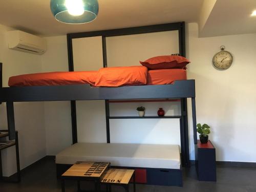 - un lit superposé et un banc dans une chambre dans l'établissement Studio 33, à Nice
