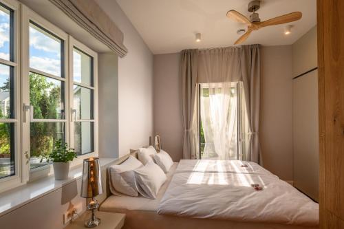 een slaapkamer met een bed voor een raam bij Vila Ula La Luxury Apartments in Bled
