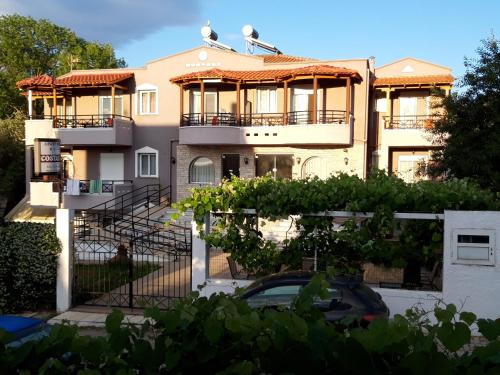 Το κτήριο όπου στεγάζεται  το ξενοδοχείο διαμερισμάτων