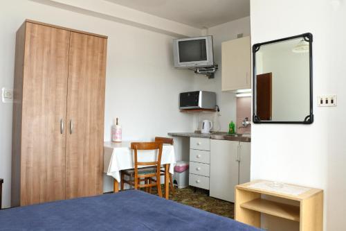 mały pokój z kuchnią i stołem w obiekcie Apartman Mary Studio w mieście Kukljica