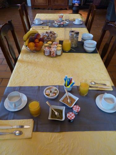 une table avec des assiettes et des bols de nourriture dans l'établissement Chambre d'hôtes Altzia 1, à Saint-Michel