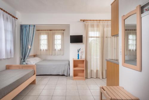 En eller flere senge i et værelse på Garden House Psarogiannis