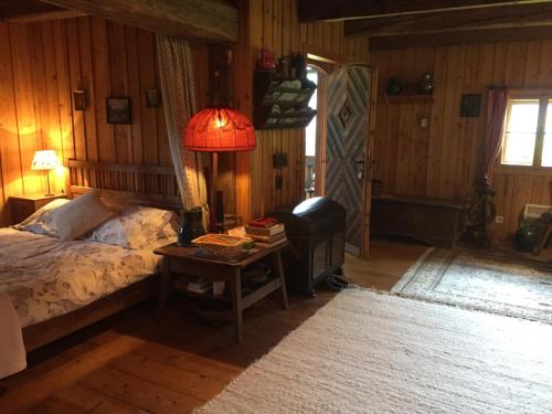 Postel nebo postele na pokoji v ubytování Cozy Log Cabin near Faaker See