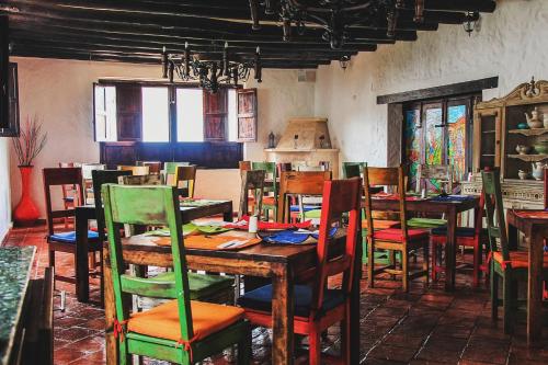 comedor con mesas y sillas de madera en Casona Quesada, en Suesca