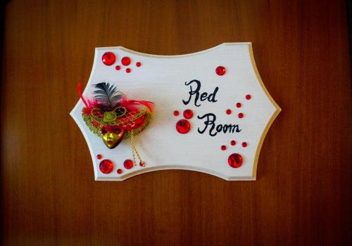a red room sign with a red heart and the words red room at B&B Airport Venice Diego in Tessera