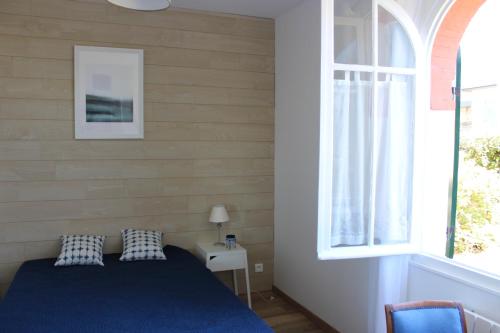 En eller flere senge i et værelse på Maison Sanouva