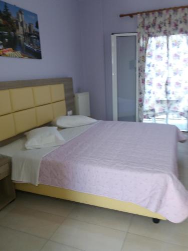 Łóżko lub łóżka w pokoju w obiekcie Spyros Apartments
