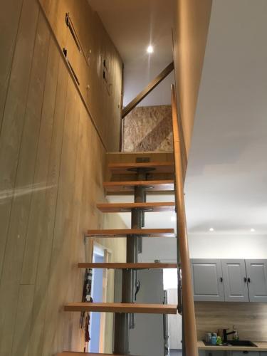 - un escalier dans une maison aux murs en bois dans l'établissement Maison Sanouva, à Mimizan