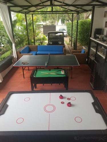 a ping pong table in the middle of a living room at Casa Quinta Santana in Melgar