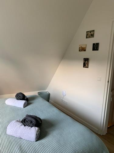 two beds with towels on them in a room at Logies Zen & Zilt Veere in Veere