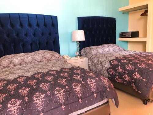 - 2 lits installés l'un à côté de l'autre dans une chambre dans l'établissement Santa Fe Hotel Boutique, à Tapachula