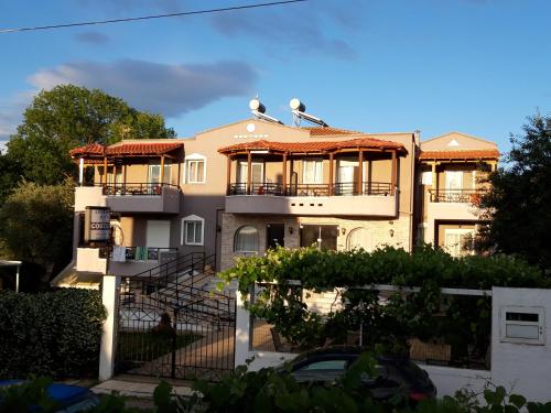 Το κτήριο όπου στεγάζεται  το ξενοδοχείο διαμερισμάτων