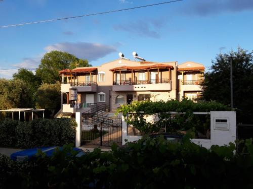 Το κτήριο όπου στεγάζεται  το ξενοδοχείο διαμερισμάτων