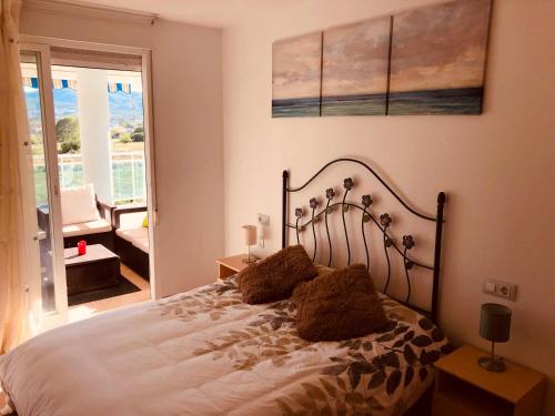 Apartamento Solmar في بينييسكولا: غرفة نوم بها سرير وإطلالة على فناء