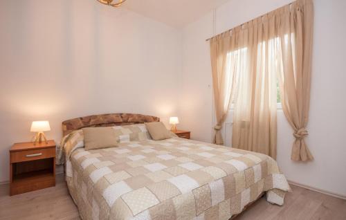una camera con un grande letto e una finestra di Apartments Kekel a Biograd na Moru