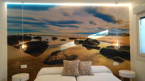 una sala de estar con una pintura de una playa en Kaixo Family en Zarautz