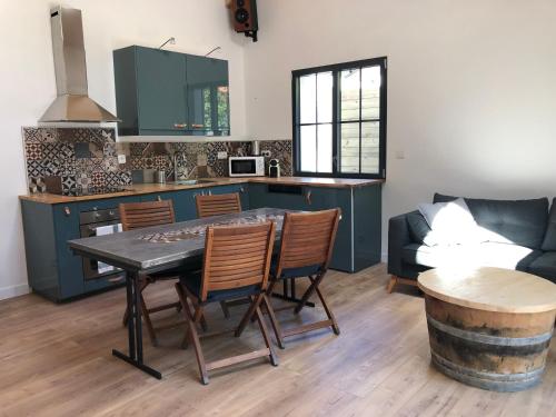 une cuisine et un salon avec une table et des chaises dans l'établissement Euskal etxea, à Bayonne