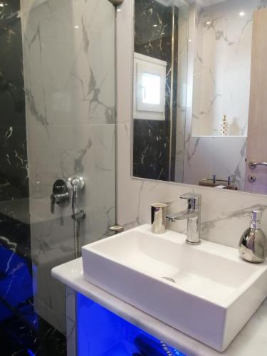 a bathroom with a white sink and a mirror at TOTANI LUX in Perea