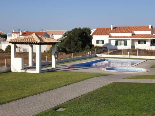 The swimming pool at or close to Azóia Pool&Garden