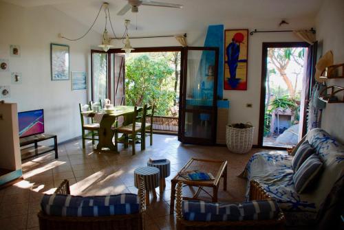 uma sala de estar com um sofá e uma mesa em Villa Bianca em Capitana