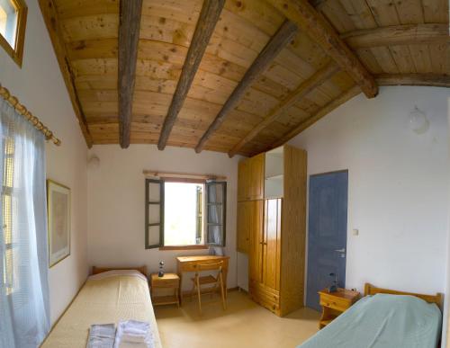 Postel nebo postele na pokoji v ubytování Ikarian Centre - Accommodation & mountain hiking