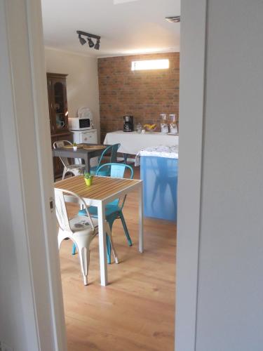 a kitchen and dining room with a table and chairs at Galo Preto - Sintra Guesthouse in Sintra