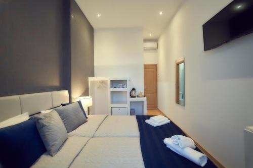 a bedroom with a large bed with two towels on it at Hostel Matosinhos Suites in Matosinhos