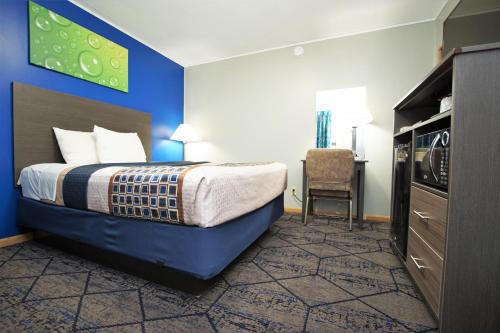 Una cama o camas en una habitación de Royal Inn Hudson I-94