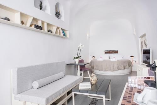 Postel nebo postele na pokoji v ubytování Ambition Suites