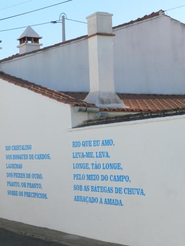 a sign on the side of a building at Casas do Ardila in Santo Amador