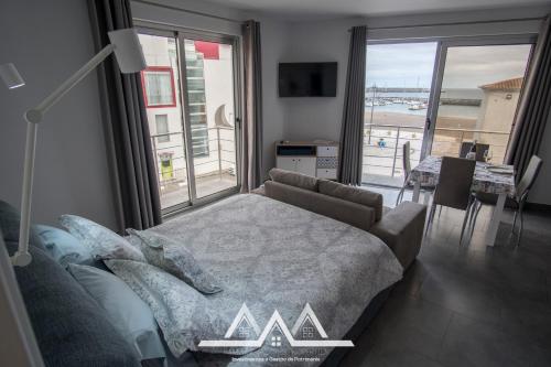 Un dormitorio con una cama y una ventana grande. en White House II, en Praia da Vitória