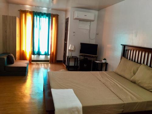 TV a/nebo společenská místnost v ubytování BUDGET FRIENDLY CONDO-STUDIO UNIT