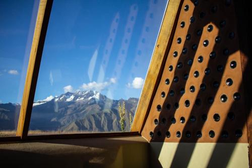 a window with a view of a mountain at Casa 100% ecológica con vista a los glaciares andinos in Maras