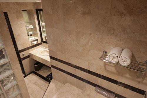 A bathroom at Hotel Santika Cirebon
