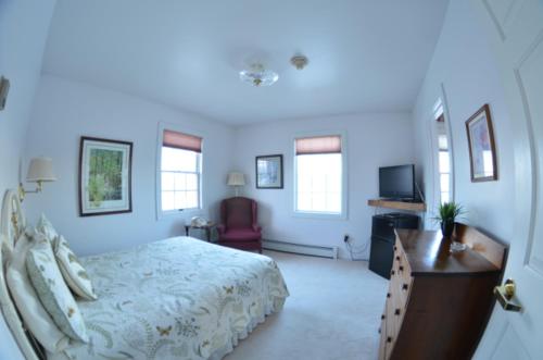 a bedroom with a bed and a desk and a television at Colony Inn in Palmer