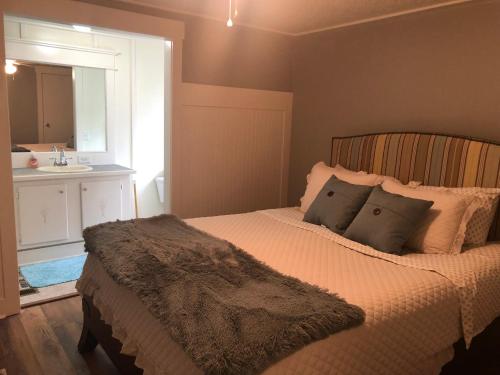 Postel nebo postele na pokoji v ubytování Beaufort SC New Renovation, Close to Parris Island, Historic Downtown, Beautiful Beaches, Sleeps 7