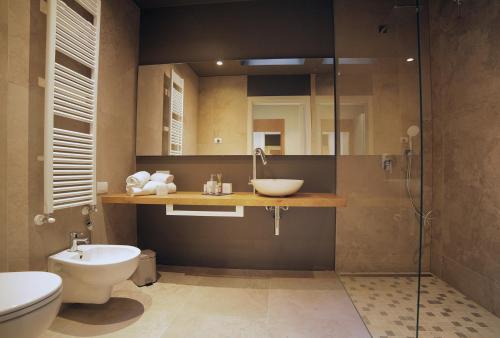 ein Badezimmer mit einem Waschbecken, einem WC und einem Spiegel in der Unterkunft AGRITURISMO ACINATICO WINE RELAIS in Fumane