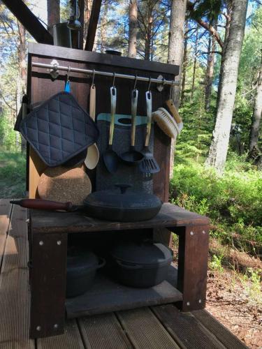 a wooden stand with utensils and utensils at Tahkuna tree-house in Malvaste
