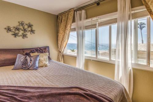 Un dormitorio con una cama con vista al mar. en Incredible Los Angeles Beach Home with Amazing Ocean Views, en Los Ángeles