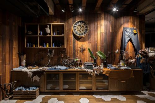 a room with a desk and a clock on the wall at Wheeler Bed &Bike in Bangsaen