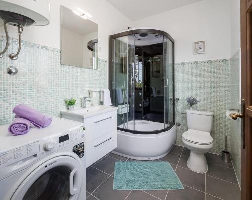 bagno con doccia, servizi igienici e lavatrice. di Villa Sunshine a Rogoznica (Rogosnizza)