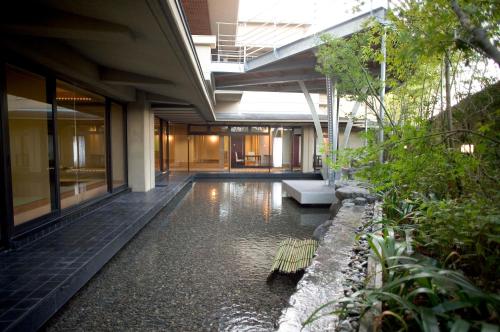 a house with a pond in the middle of a building at Fugaku Hanabusa in Izunokuni